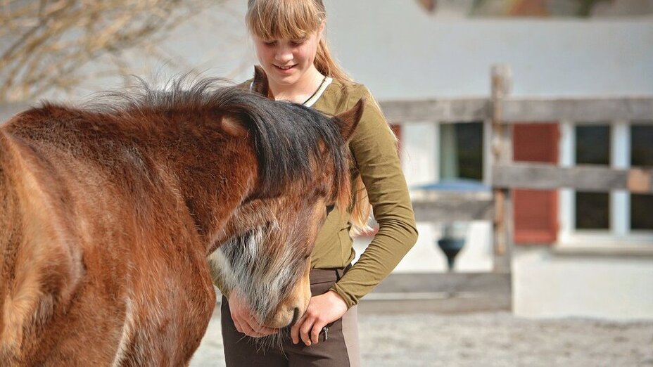 Mädchen mit einem braunen Pony