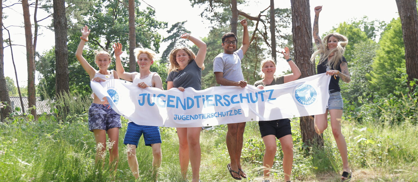 Gruppe von Jugendlichen hält einen Banner mit der Aufschrift "Jugendtierschutz.de"