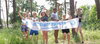 Gruppe von Jugendlichen hält einen Banner mit der Aufschrift "Jugendtierschutz.de"